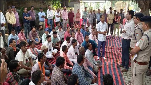 कांग्रेस नेता की गिरफ्तारी को विद्युतकर्मियों ने किया धरना-प्रदर्शन कांग्रेस नेता की गिरफ्तारी को विद्युतकर्मियों ने किया धरना-प्रदर्शन