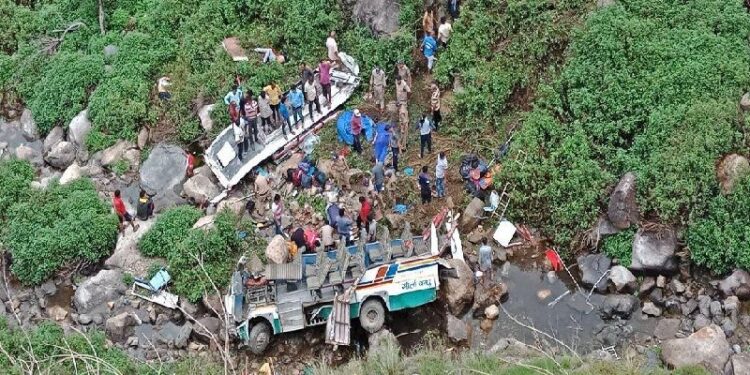 उत्तराखंड : नदी में गिरी बरातियों की बस, 8 की मौत कई घायल