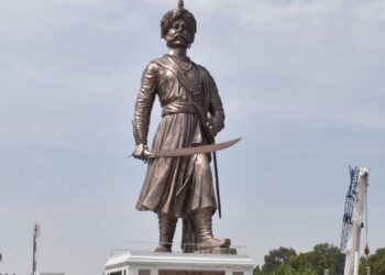 कौन हैं नादप्रभु केंपेगौड़ा? इनकी 108 फीट की प्रतिमा पर हो रही राजनीति
