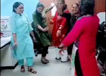 उतराखंड : पुलिस कंट्रोम रूम में लड़कियों का डांस…पुलिसिंग की जगह फिल्मी गानों पर ठुमके; जांच शुरू