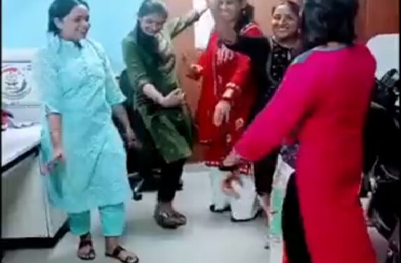 उतराखंड : पुलिस कंट्रोम रूम में लड़कियों का डांस…पुलिसिंग की जगह फिल्मी गानों पर ठुमके; जांच शुरू