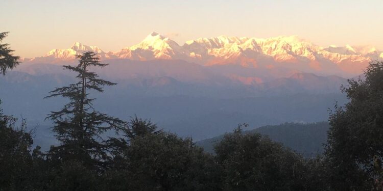 कौसानी: शैलराज का मस्तकाभिषेक करतीं हैं स्वर्ण रश्मियां