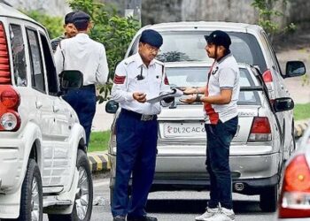 अगर पुलिस Challan काटने के लिए रोके तो ये 4 काम जरूर करें, इन्हें कभी ना भूलें