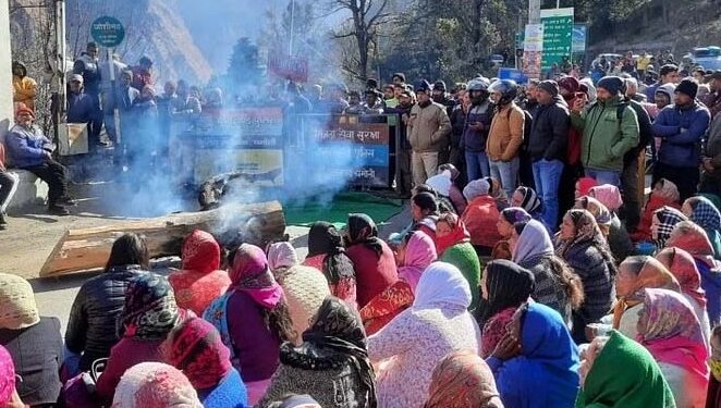 सड़कों पर उतरे सैकड़ों लोग, NTPC के विरोध में जमकर की नारेबाजी