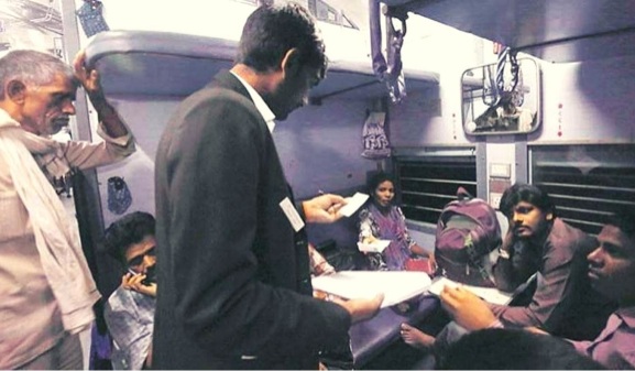 आपका टिकट TTE चेक करते हैं या TC? अगर नहीं मालूम तो जान लें फर्क आपका टिकट TTE चेक करते हैं या TC? अगर नहीं मालूम तो जान लें फर्क