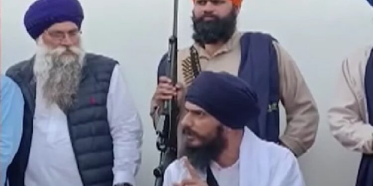 अमृतपाल मामले में खुफिया तंत्र पूरी तरह फेल, क्या कर रही थी 80 हजार पुलिस अमृतपाल मामले में खुफिया तंत्र पूरी तरह फेल, क्या कर रही थी 80 हजार पुलिस