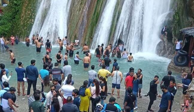 उत्तराखंड : पर्यटकों ने नहीं किया यह काम तो सड़कों पर गुजरेगी रात