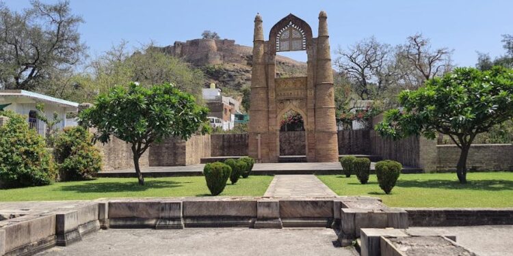 विंध्याचल पर्वत शृंखलाओं के मध्य स्थित चंदेरी का किला सुनाता है वीरांगनाओं के शौर्य की कहानियां