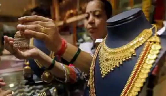 गहने-जेवरात नहीं, अब ये हैं सेविंग के लिए भारतीय महिलाओं की पहली पसंद गहने-जेवरात नहीं, अब ये हैं सेविंग के लिए भारतीय महिलाओं की पहली पसंद