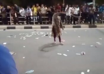 महिला ने बीच सड़क उड़ाए 500-500 के नोट, मचा हंगामा, हैरान करने वाली है वजह