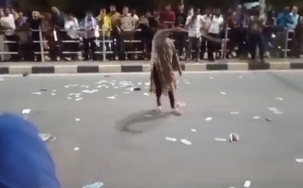 महिला ने बीच सड़क उड़ाए 500-500 के नोट, मचा हंगामा, हैरान करने वाली है वजह महिला ने बीच सड़क उड़ाए 500-500 के नोट, मचा हंगामा, हैरान करने वाली है वजह