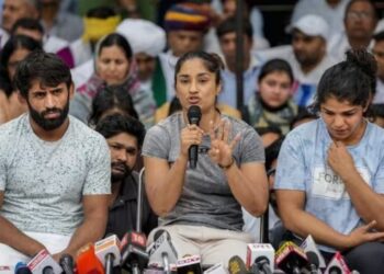 “कोर्ट में लड़ेंगे”- ऐसा क्या हुआ जो पहलवानों ने अचानक खत्म कर दिया प्रदर्शन?