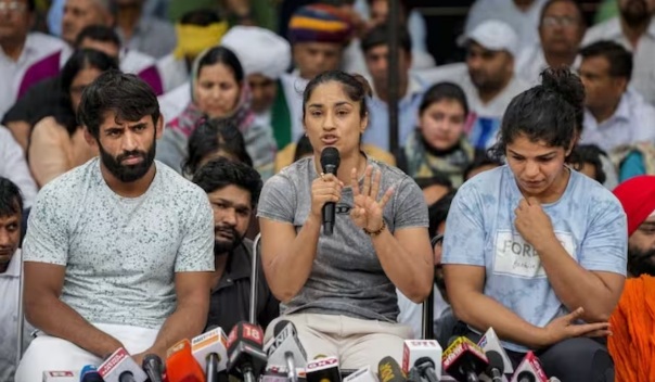“कोर्ट में लड़ेंगे”- ऐसा क्या हुआ जो पहलवानों ने अचानक खत्म कर दिया प्रदर्शन? “कोर्ट में लड़ेंगे”- ऐसा क्या हुआ जो पहलवानों ने अचानक खत्म कर दिया प्रदर्शन?