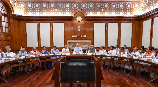 संसद के विशेष सत्र के बीच मोदी कैबिनेट की बैठक, हो सकता है बड़ा ऐलान संसद के विशेष सत्र के बीच मोदी कैबिनेट की बैठक, हो सकता है बड़ा ऐलान