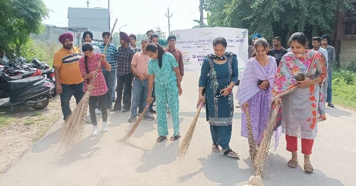 एनटीएससी राजपुरा में स्वच्छता ही सेवा अभियान पर कार्यक्रम, अधिकारियों ने लगाईं झाड़ू