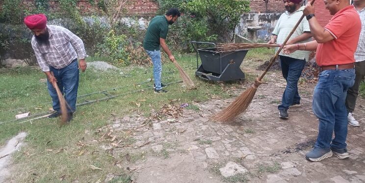 एनटीएससी राजपुरा के सभी अधिकारियों ने सफाई कर किया श्रमदान