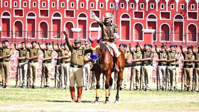 पुलिस महानिदेशक ने कर्मियों को दिलाई शपथ