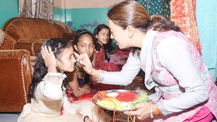 मंत्री रेखा आर्या ने देवी स्वरूपा नौ कन्याओं की पूजा की