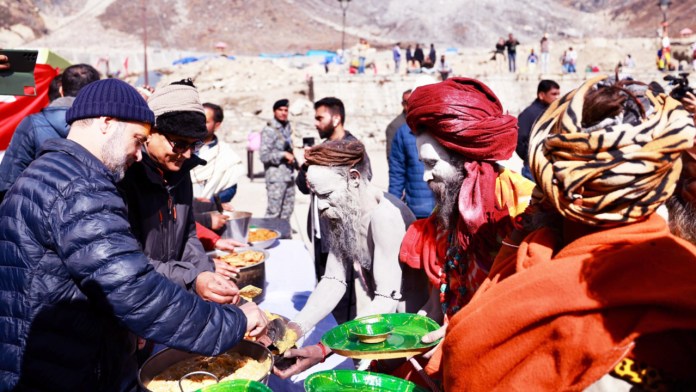 राहुल गांधी ने केदारनाथ में यात्रियों को अपने हाथों से परोसा भोजन