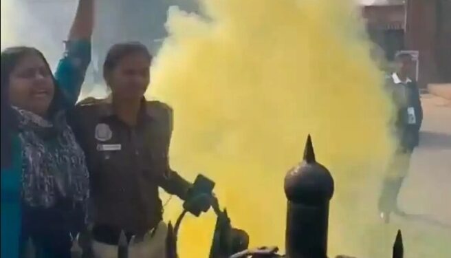 सवाल तो उठेंगे… चार लेयर का सुरक्षा घेरा, फिर भी किसी को नहीं मिला स्मोक बम सवाल तो उठेंगे… चार लेयर का सुरक्षा घेरा, फिर भी किसी को नहीं मिला स्मोक बम