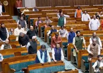 हंगामों के बीच लोकसभा से 14 और राज्यसभा से 1 सांसद सस्पेंड