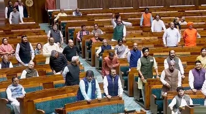 हंगामों के बीच लोकसभा से 14 और राज्यसभा से 1 सांसद सस्पेंड