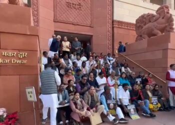 नहीं थम रही सांसदों के निलंबन की बाढ़!