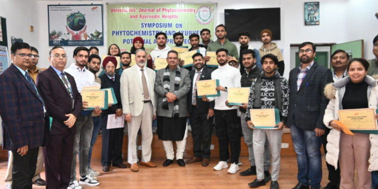 आज दुनिया आयुर्वेद को स्वीकार कर रही : जोशी