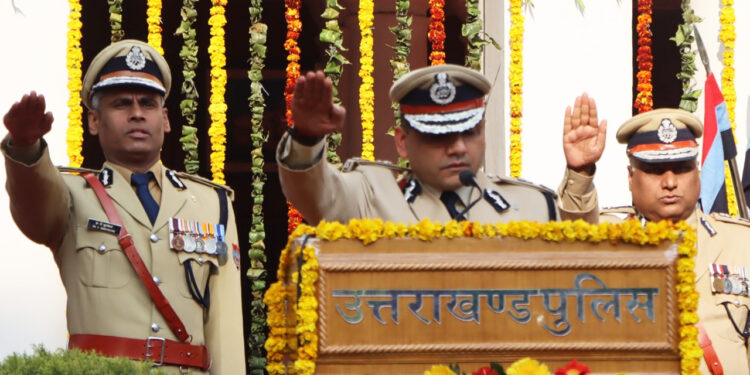 पुलिस महानिदेशक ने मुख्यालय में किया ध्वजारोहण