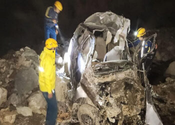 कार खाई में गिरने से दो लोगों की मौत