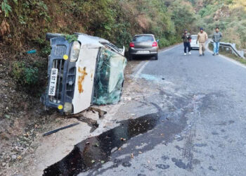 अनियंत्रित होकर सड़क पर पलटी कार, पांच लोग घायल