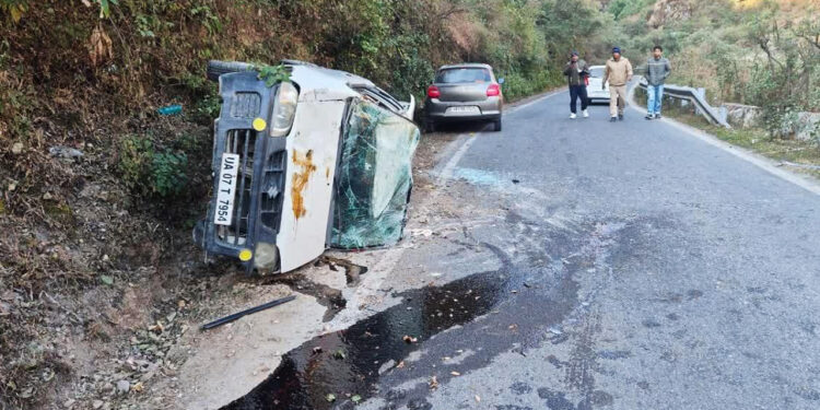 अनियंत्रित होकर सड़क पर पलटी कार, पांच लोग घायल