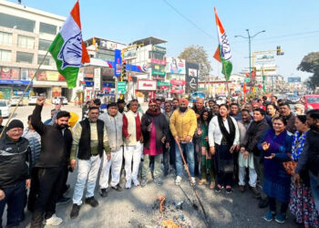 कांग्रेस कार्यकर्ताओं ने असम के मुख्यमंत्री का पुतला फूंका