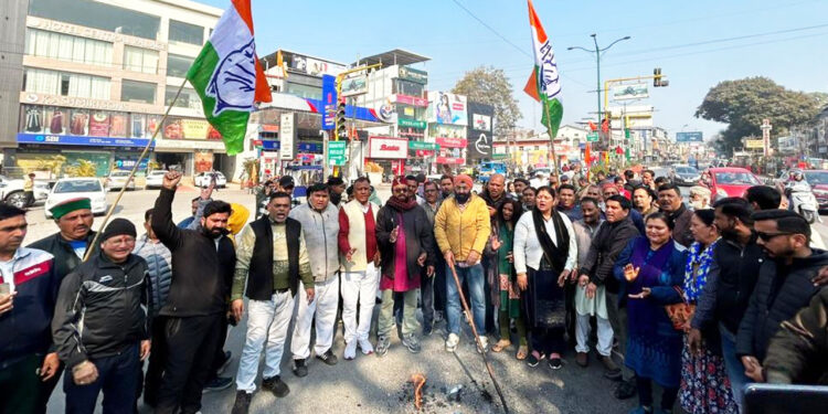 कांग्रेस कार्यकर्ताओं ने असम के मुख्यमंत्री का पुतला फूंका
