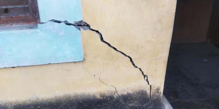 टिहरी : खतरे की जद में कई मकान, आई दरारे