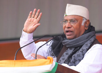 फ्लाइट में चढ़ने-उतरने के लिए लेनी पड़ती है मोदी की इजाजत