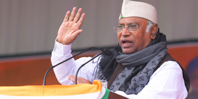 फ्लाइट में चढ़ने-उतरने के लिए लेनी पड़ती है मोदी की इजाजत