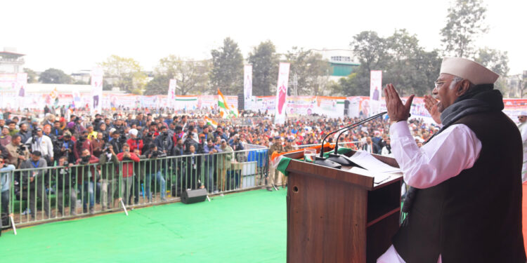 दून में गरजे खड़गे, सत्ता बदलने का किया आह्वान