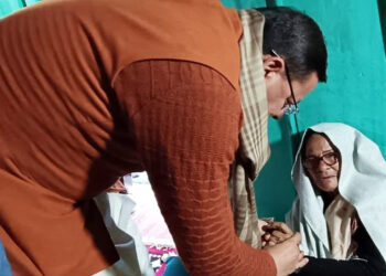 मुख्यमंत्री ने स्व. हयात सिंह महरा के घर पहुंच शोक संवेदना व्यक्त की