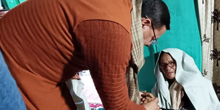 मुख्यमंत्री ने स्व. हयात सिंह महरा के घर पहुंच शोक संवेदना व्यक्त की