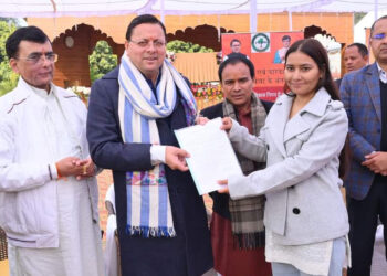 सीएम ने चयनित कर्मियों को बांटे नियुक्ति पत्र