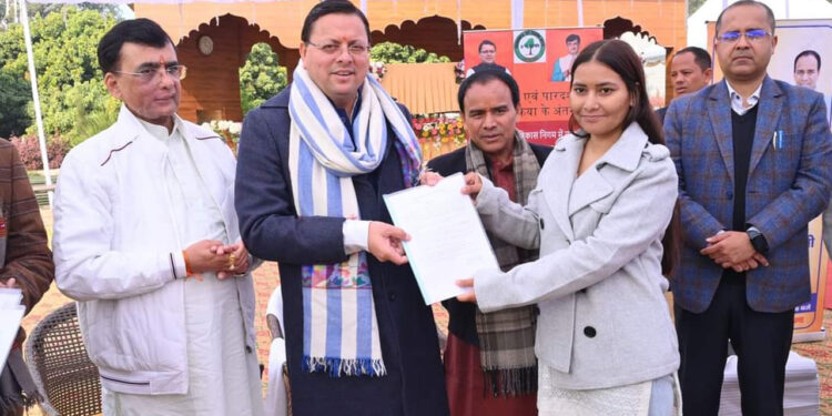 सीएम ने चयनित कर्मियों को बांटे नियुक्ति पत्र