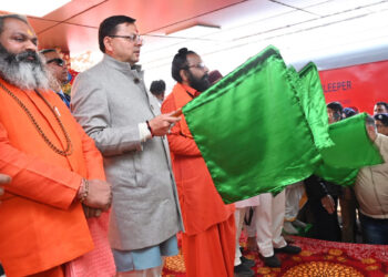 मुख्यमंत्री ने हरिद्वार से अयोध्या आस्था स्पेशल ट्रेन का किया फ्लैग ऑफ