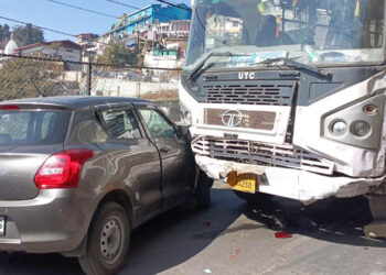 रोडवेज बस के ब्रेक फेल, तीन वाहनों को किया क्षतिग्रस्त