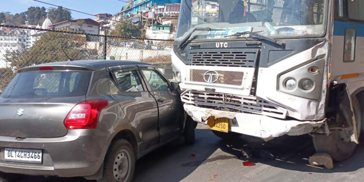 रोडवेज बस के ब्रेक फेल, तीन वाहनों को किया क्षतिग्रस्त