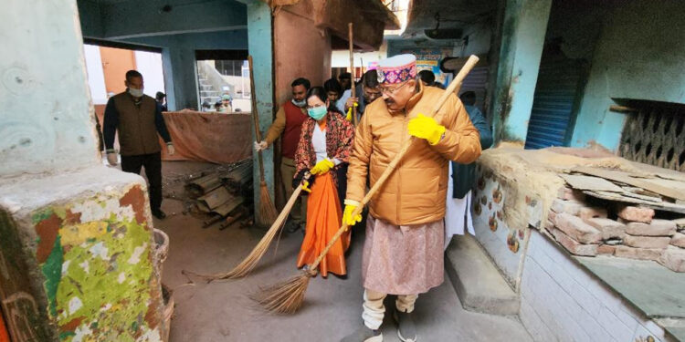 महाराज ने नीलकंठ महादेव में स्वच्छता अभियान में प्रतिभाग के बाद की पूजा अर्चना