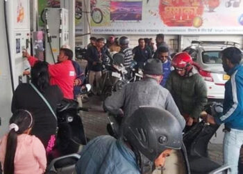 हड़ताल का दूसरा दिनः टैंकरों के थमे चक्के , पेट्रोल पंपों पर उमड़ी भीड़