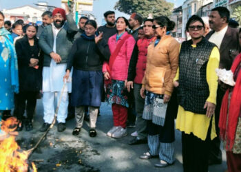 महिला कांग्रेस ने निकाली सरकार की शव यात्रा