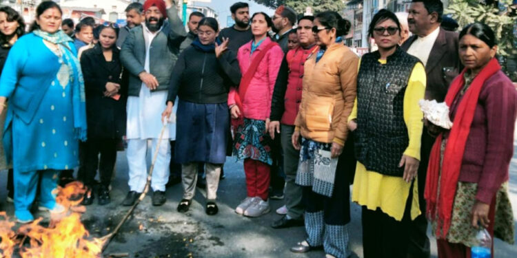 महिला कांग्रेस ने निकाली सरकार की शव यात्रा