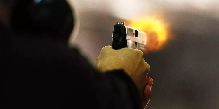 आरोपी पति ने दारोगा को मारी गोली